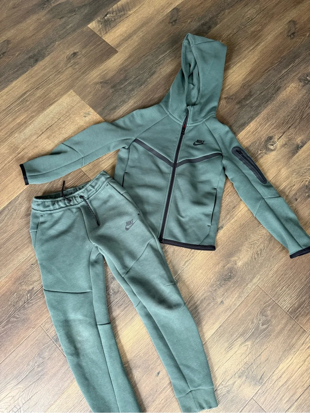 Nike tech outfit Kids Dark Green Jacket with Black Accents